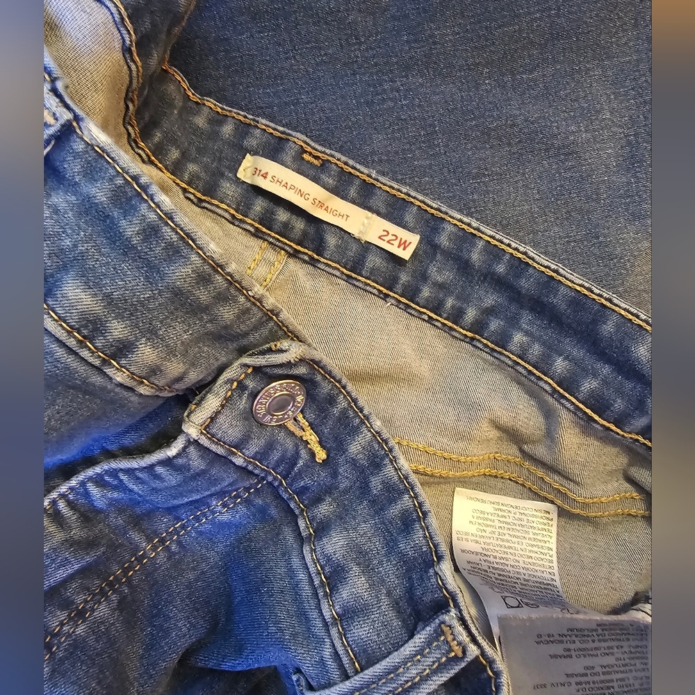 Women's Levi's 314 Shaping Straight Jeans - Picture 2 of 5